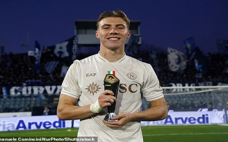 تحول هويلند: التهميش في مانشستر يونايتد ينتهي بأداء آلي بنابولي